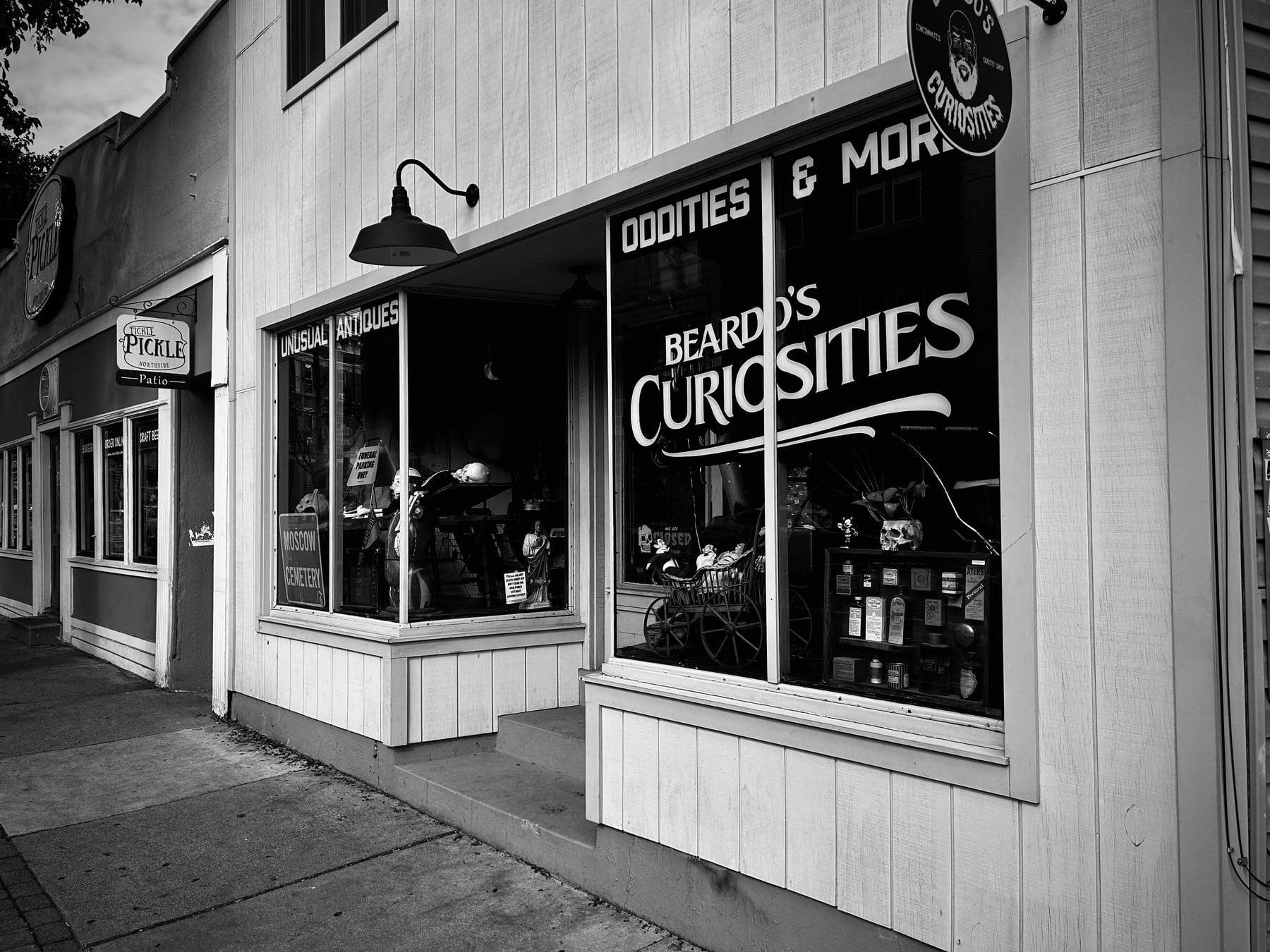 Storefront of Beardo’s Curiosities in Cincinnati, Ohio